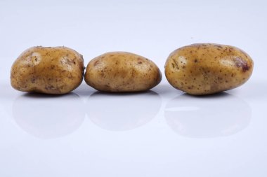 Beyaz arka planda taze çiğ patates.