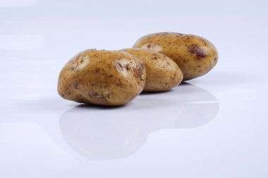 Beyaz arka planda taze çiğ patates.