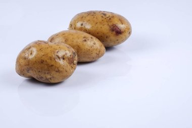 Beyaz arka planda taze çiğ patates.