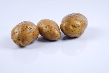 Beyaz arka planda taze çiğ patates.
