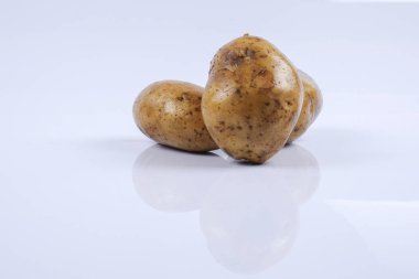 Beyaz arka planda taze çiğ patates.