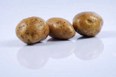 Beyaz arka planda taze çiğ patates.