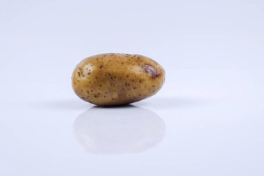Beyaz arka planda taze çiğ patates.