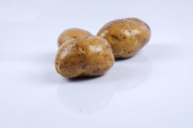 Beyaz arka planda taze çiğ patates.