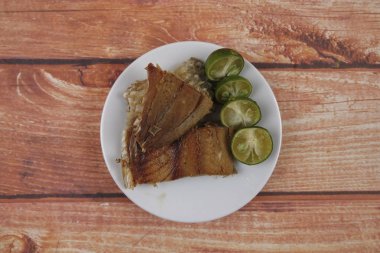 Ahşap arka plan üzerinde limonlu tuzlu balık.