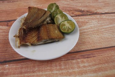 Ahşap arka plan üzerinde limonlu tuzlu balık.