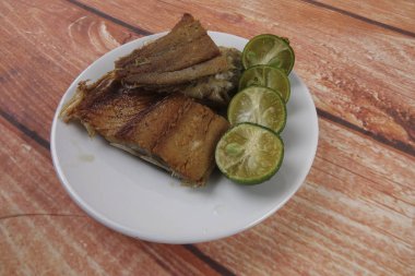 Ahşap arka plan üzerinde limonlu tuzlu balık.