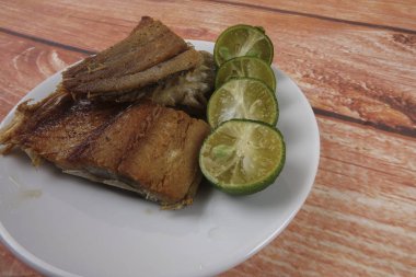 Ahşap arka plan üzerinde limonlu tuzlu balık.
