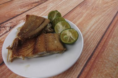 Ahşap arka plan üzerinde limonlu tuzlu balık.