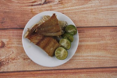 Ahşap arka plan üzerinde limonlu tuzlu balık.