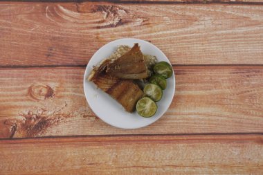 Ahşap arka plan üzerinde limonlu tuzlu balık.