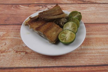 Ahşap arka plan üzerinde limonlu tuzlu balık.
