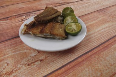 Ahşap arka plan üzerinde limonlu tuzlu balık.
