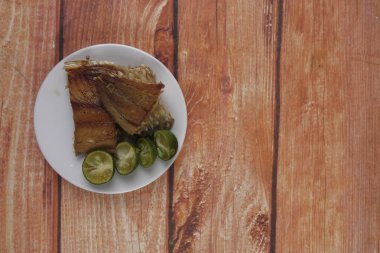 Ahşap arka plan üzerinde limonlu tuzlu balık.