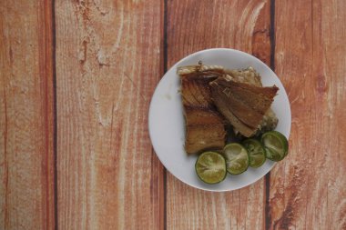 Ahşap arka plan üzerinde limonlu tuzlu balık.