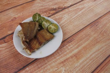 Ahşap arka plan üzerinde limonlu tuzlu balık.