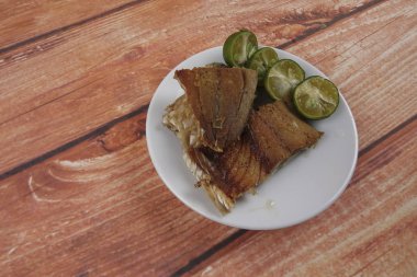 Ahşap arka plan üzerinde limonlu tuzlu balık.