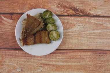 Ahşap arka plan üzerinde limonlu tuzlu balık.