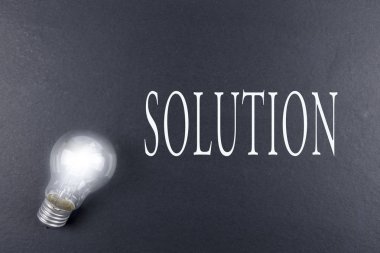 Işık gri arka plan üzerinde ampul