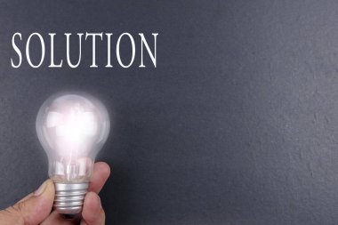 Işık gri arka plan üzerinde ampul