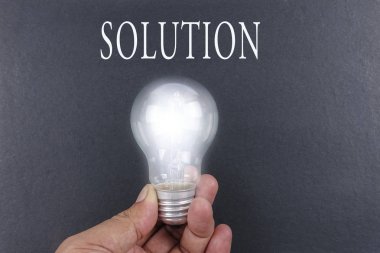 Işık gri arka plan üzerinde ampul