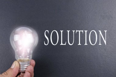 Işık gri arka plan üzerinde ampul