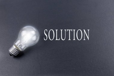 Işık gri arka plan üzerinde ampul