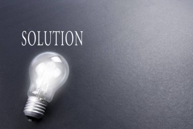 Işık gri arka plan üzerinde ampul