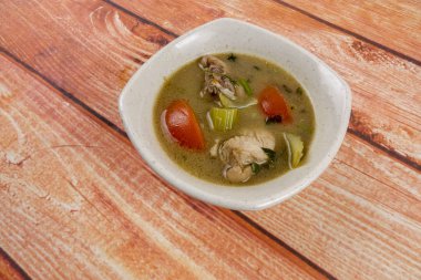 ahşap masa üzerinde tavuk çorbası
