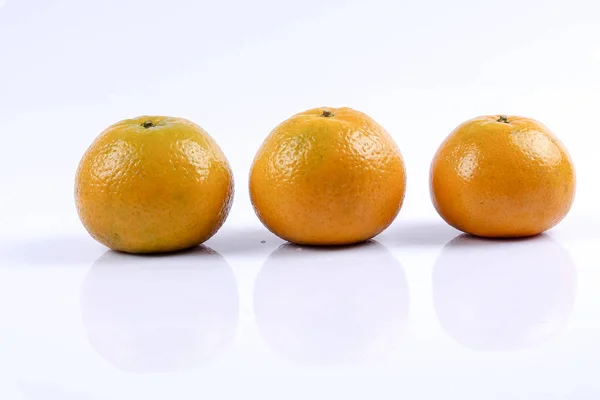 在白色背景下分离的柑橘类水果 — 图库照片