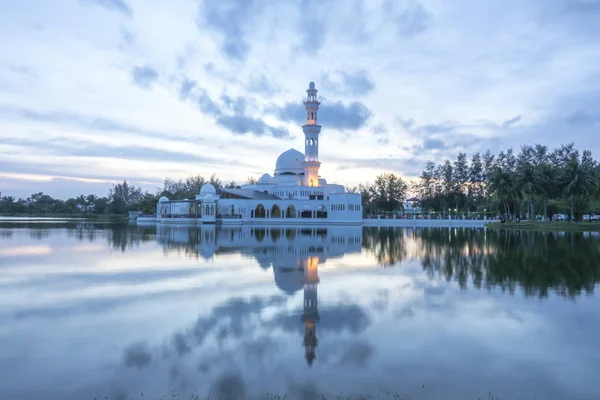 Riflessioni Della Moschea Tengku Tengah Zaharah Moschea Galleggiante Kuala Ibai — Foto Stock