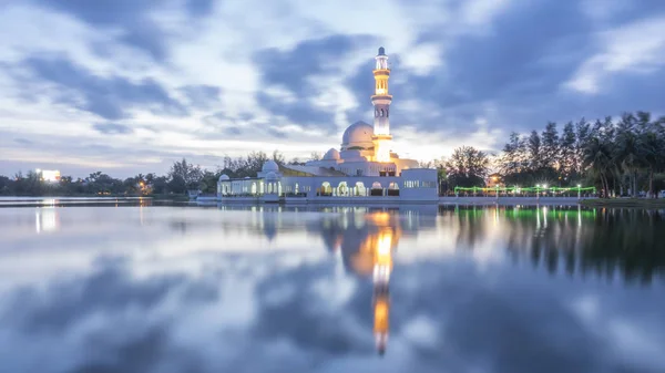 Riflessioni Della Moschea Tengku Tengah Zaharah Moschea Galleggiante Kuala Ibai — Foto Stock