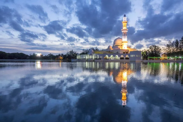 Riflessioni Della Moschea Tengku Tengah Zaharah Moschea Galleggiante Kuala Ibai — Foto Stock