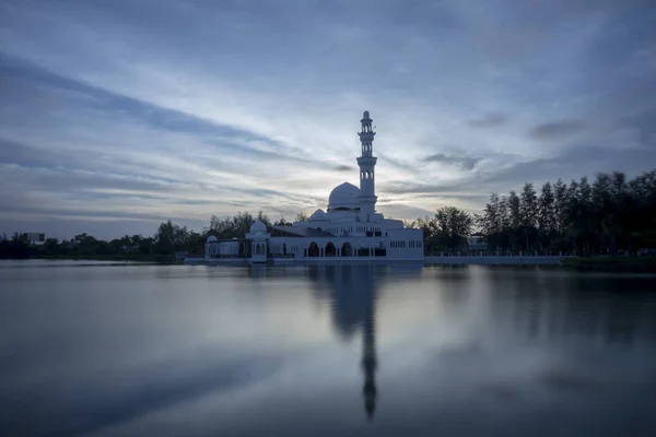 Riflessioni Della Moschea Tengku Tengah Zaharah Moschea Galleggiante Kuala Ibai — Foto Stock