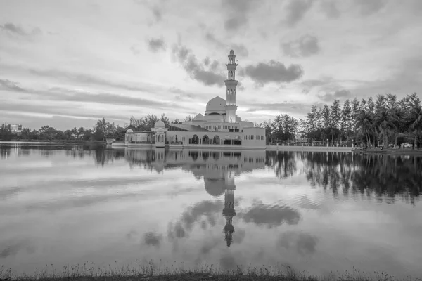 Reflections Tengku Tengah Zaharah Mosque Floating Mosque Kuala Ibai Terengganu — Stock Photo, Image