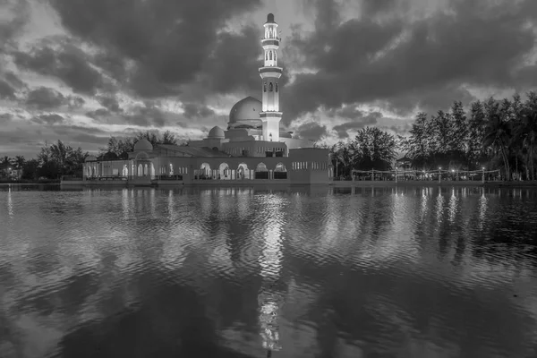 Riflessioni Della Moschea Tengku Tengah Zaharah Moschea Galleggiante Kuala Ibai — Foto Stock