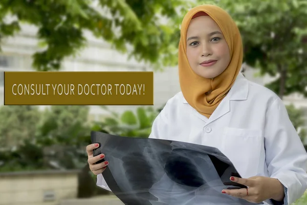 Portret Muzułmańskich Azjatyckich Kobiet Medycznego — Zdjęcie stockowe