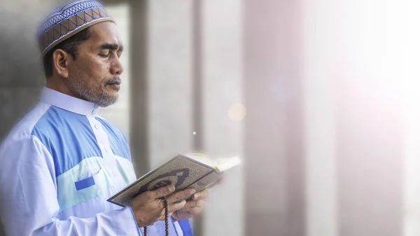 Muslim Berdoa Dengan Latar Belakang Interior Masjid Semburan Lensa Ditambahkan — Stok Foto