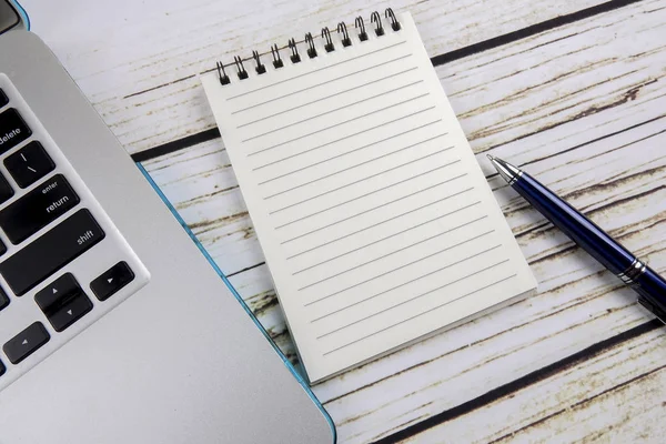 Kalem, defter, sikke ve kahve. İş genel kavram. Kopya alanı