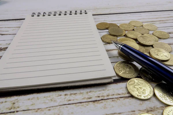 Kalem, defter, sikke ve kahve. İş genel kavram. Kopya alanı