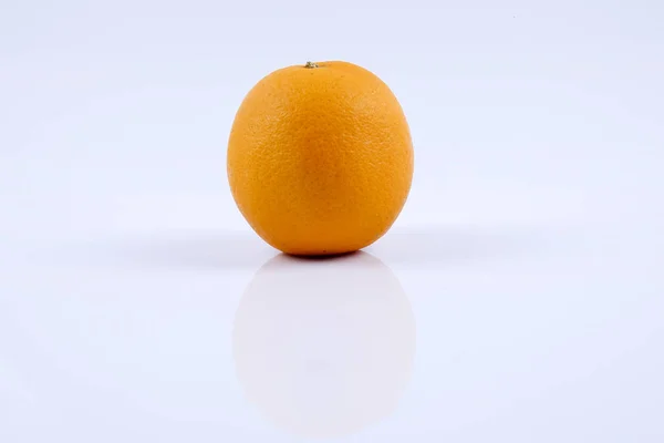 Orange Fraîche Isolée Sur Fond Blanc — Photo