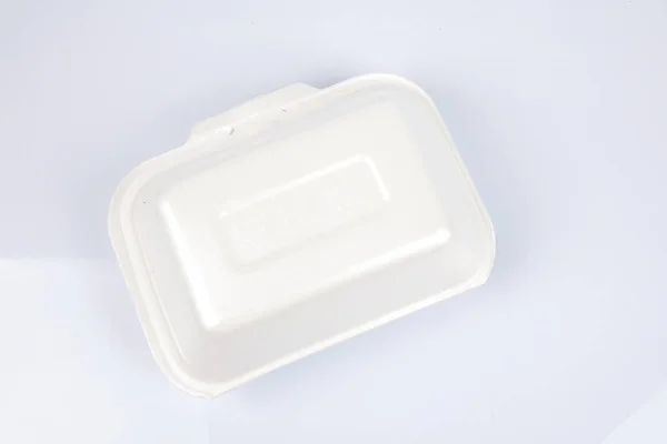 Lancheiras de poliestireno insalubres com refeição take away isoladas em fundo branco . — Fotografia de Stock