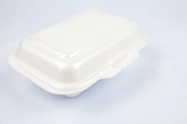 Lancheiras de poliestireno insalubres com refeição take away isoladas em fundo branco . — Fotografia de Stock