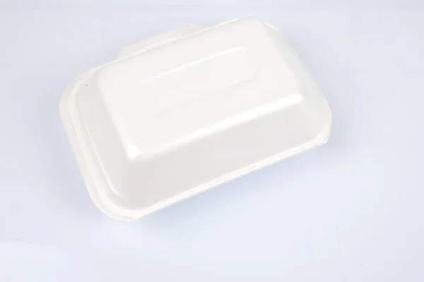 Ongezonde polystyreen lunch vakken met take away maaltijd geïsoleerd op witte achtergrond. — Stockfoto