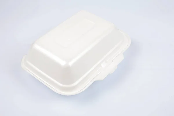 Lancheiras de poliestireno insalubres com refeição take away isoladas em fundo branco . — Fotografia de Stock