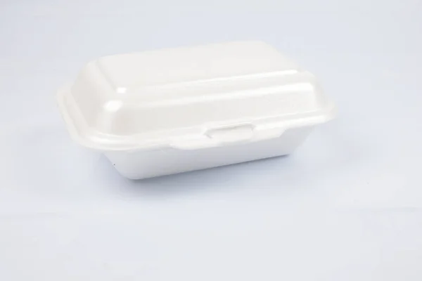 Cajas de almuerzo de poliestireno poco saludables con comida para llevar aislada sobre fondo blanco . — Foto de Stock