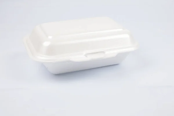 Lancheiras de poliestireno insalubres com refeição take away isoladas em fundo branco . — Fotografia de Stock