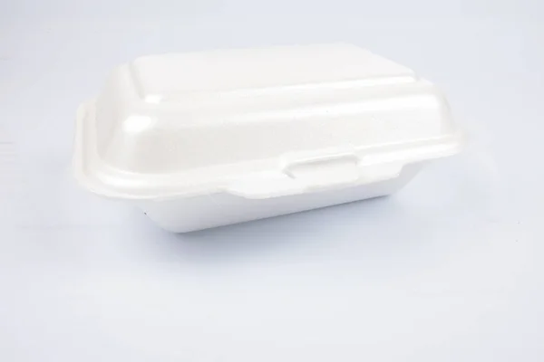 不健康的聚苯乙烯饭盒与带走膳食查出在白色背景. — 图库照片