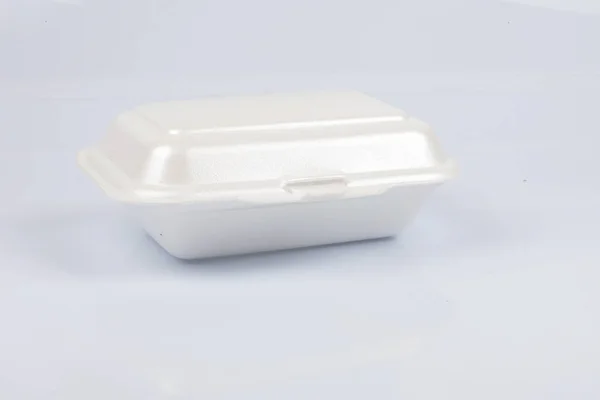 Boîtes à lunch en polystyrène malsain avec repas à emporter isolé sur fond blanc . — Photo