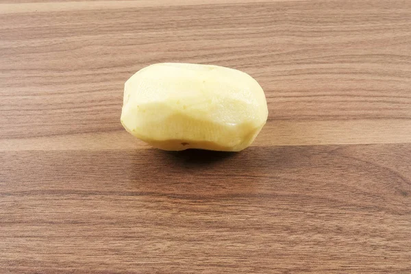 Čerstvé syrové brambory na dřevo stůl. — Stock fotografie